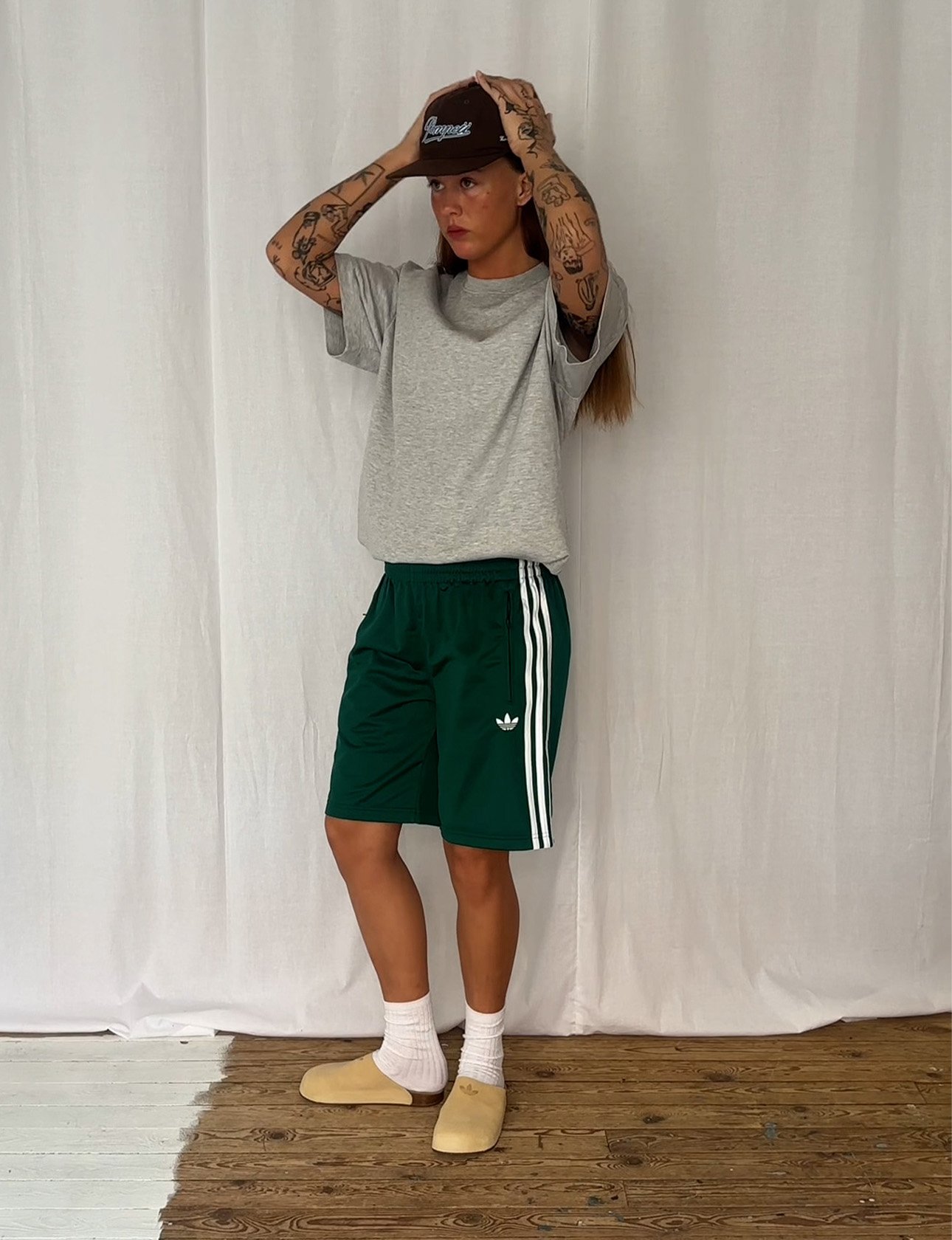 Maya styler Adidas Firebird shorts