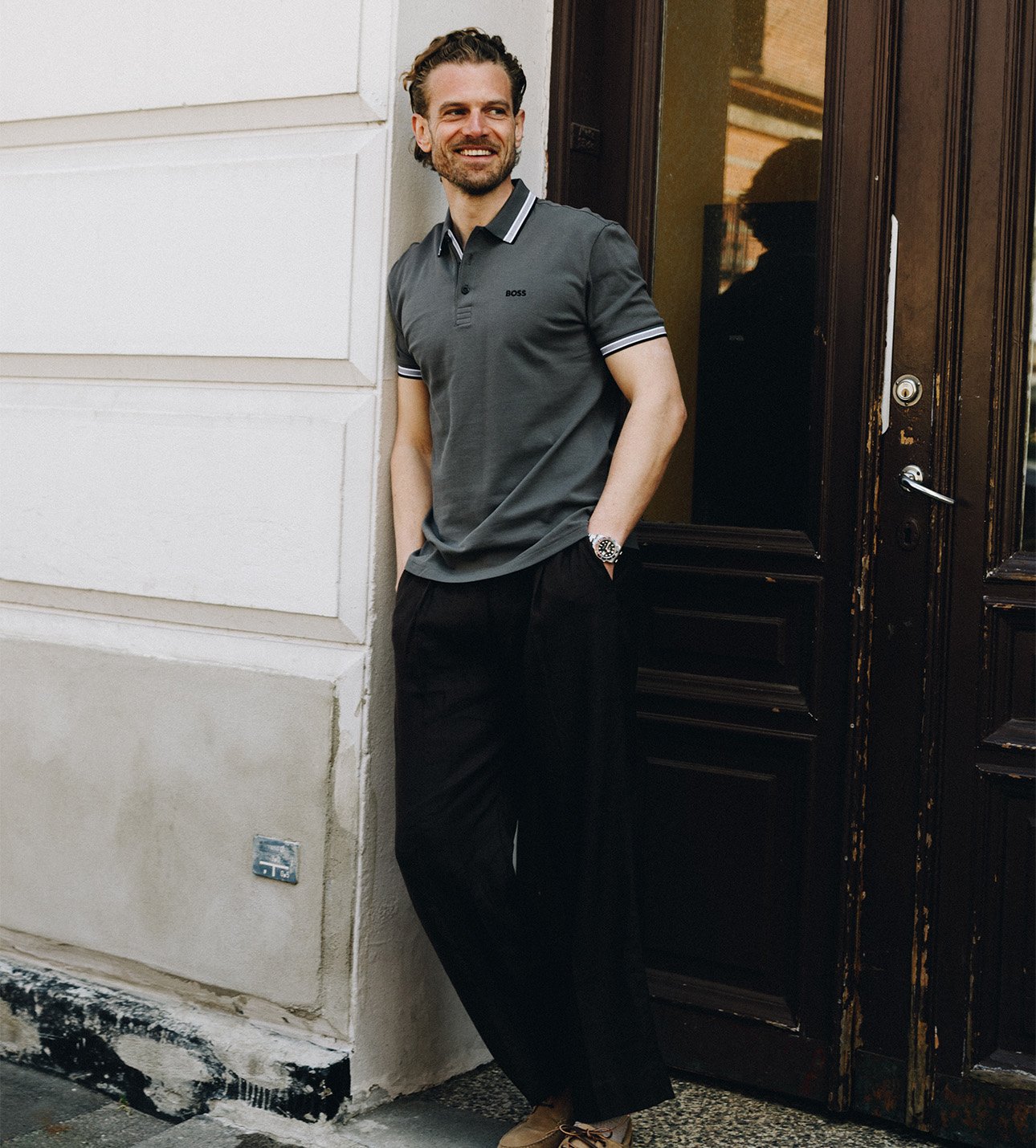 Minimal summer style in classic tones