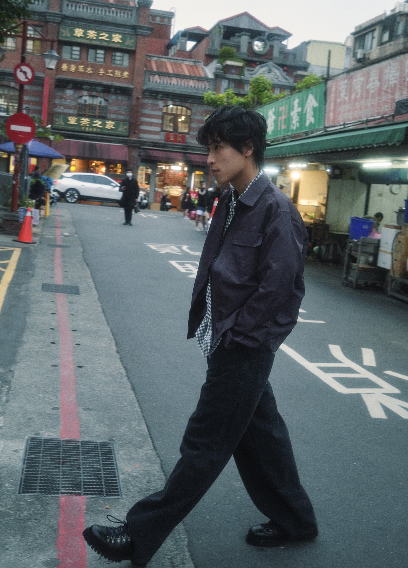 Et urbant lag-på-lag look i mørke nuancer