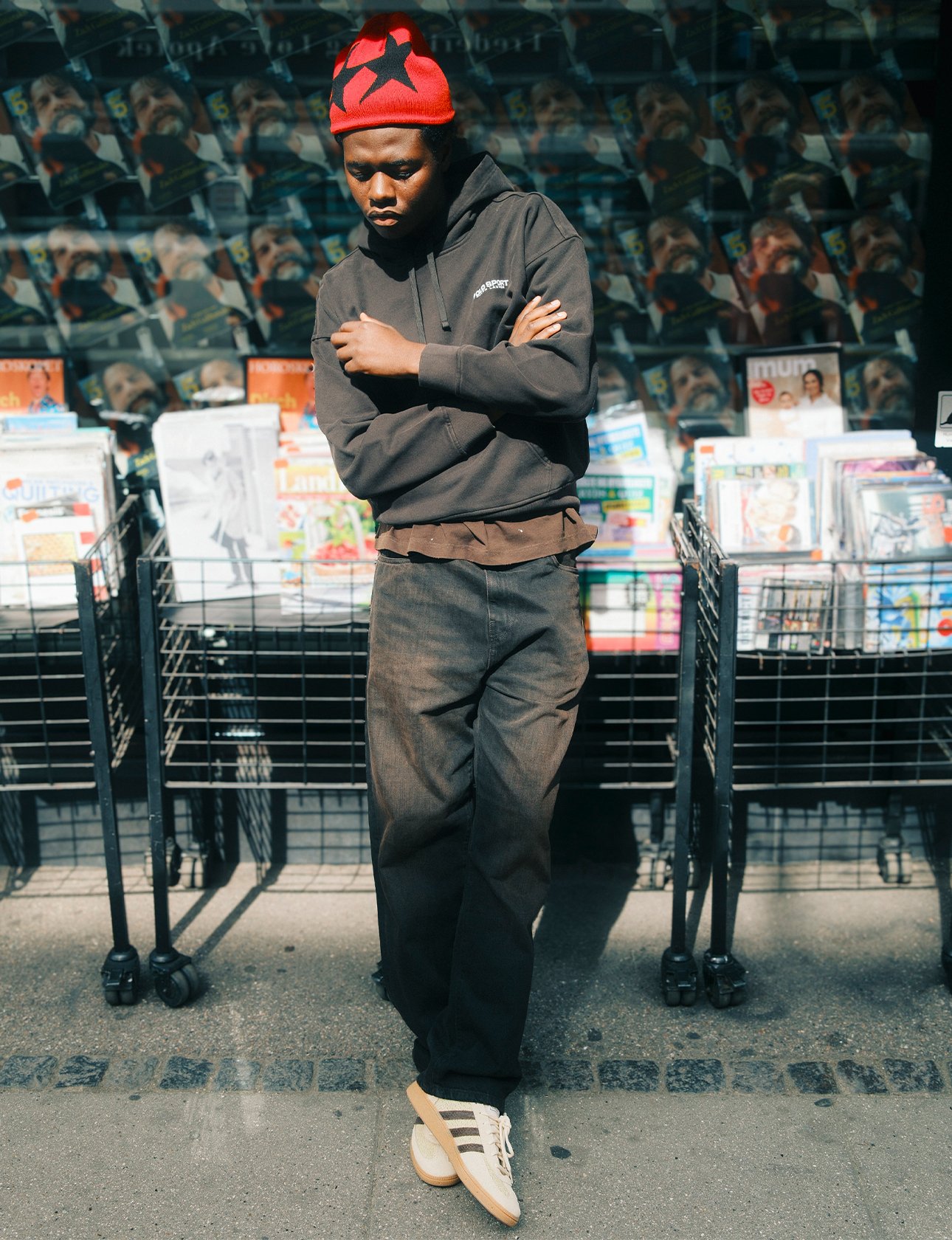 Et streetwear look med statement-hue